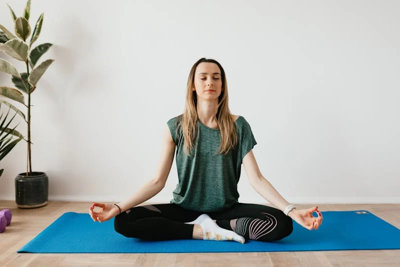 Un grup de oameni practică yoga într-un studio luminat de soare.